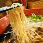 ぎょうざ 健天 - やや加水高めの中細麺