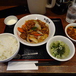 Hachi Toukyou - 本日の日替わりの鶏肉と野菜の黒酢炒め定食とミニ陳麻でございます