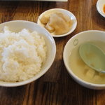 中国料理　王味 - ご飯、スープ、ザーサイ
