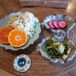 マチャプチャレ - サラダ、小鉢（小松菜のたいたん）お漬け物