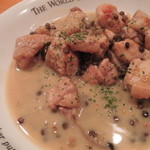 bistro D - 鶏肉のレンズ豆煮込み
      マスターに教えてもらった豆知識！
      カメラのレンズは実はこのレンズ豆からきてるそう。
      ブイヨンのきいたスープはコクがあって、
      鶏肉がジューシーで美味しかったです。