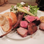 bistro D - 子羊のロースト
      最近気に入ってよく注文してます。
      