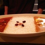 VOVOVOLLON - 3コンビネーションカレー（ディナー限定サービス、もう1種は別皿）1300円