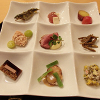 懐石料理 はし本 - 八寸：子持ち鮎、豆腐の味噌漬け、さつま芋とトマトのコンポート、マスかき揚げと新銀杏
                鴨ロースさつま芋のピュレ、ゴリの飴炊き、フォアグラゼリー、里芋素揚げ胡麻くりーむかけ
                蟹と菊花ととんぶり土佐醤油和え
