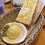 Komeda Ko-Hi-Ten - トーストのお供はゆで卵か卵ペーストか小倉あんが選択可能