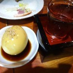 椿 - 燻製たまごと日本酒です。