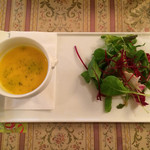 かぼちゃのスープとサラダ