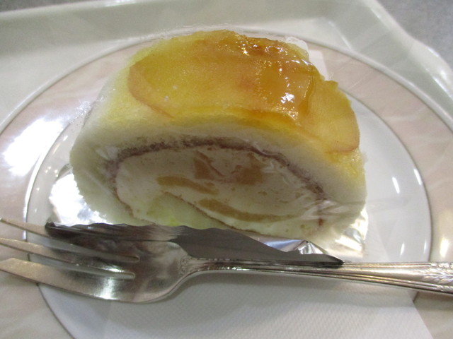 『函館ロール・カット』by 札幌移住した20代スイーツ男子 : 五島軒 プロミエル・カモイ十字街店 - 十字街/ケーキ [食べログ]