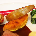 ドミニク・ブシェ トーキョー - 蝦夷鹿 ビーツのピュレ 秋の味覚　ソース・ポワーヴル