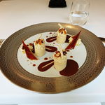 ドミニク・ブシェ トーキョー - プラリネのパルフェとバナナのキャラメリゼ　温かいショコラのソース