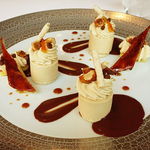 ドミニク・ブシェ トーキョー - プラリネのパルフェとバナナのキャラメリゼ　温かいショコラのソース