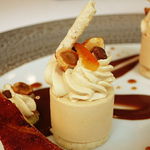 ドミニク・ブシェ トーキョー - プラリネのパルフェとバナナのキャラメリゼ　温かいショコラのソース