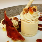 ドミニク・ブシェ トーキョー - プラリネのパルフェとバナナのキャラメリゼ　温かいショコラのソース