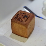Furenchi Resutoran Nikitei - くりのパン、パンにお店の刻印が、