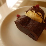 カラス - チョコレートケーキ(バニラアイス添え)
