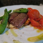 牛串の秀 - 27年12月　黒毛和牛ザブトンソとスカモルツァチーズソテー　ニンニクトマトソース