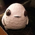 神保町 傳 - （2015/12  訪問）入口の置物、『阿吽』になってます。