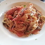 ラ・カパンニーナ - 海老とキノコのトマトクリーム(本当は3尾のところ、1尾足りないからとのことでホタテが入ってます)