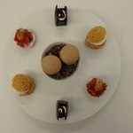 ロオジエ - チョコレート
      マカロン
      シュークリーム
      きいちごのタルト
      ブルーベリーとラズベリーのゼリー仕立て