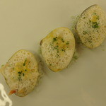 ロオジエ - 蛤の殻に詰めた貝類の取り合わせ
                                蛤のジュを煮詰めた軽やかなソース
                                アニス風味