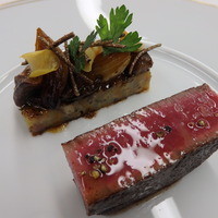 ロオジエ - 熊本産あか牛フィレ肉のロースト　ソースボルドレーズ
                  ポテトとセップ茸のビスキュイ　プティオニオンと栗のチップス　秋トリュフ添え