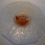 クッチーナ イタリアーナ ガッルーラ - 噴火湾産ホタテ貝とフルーツトマトのスムージーガスパチョ　パルミジャーノ・レッジャーノの雪