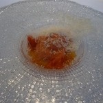 クッチーナ イタリアーナ ガッルーラ - 噴火湾産ホタテ貝とフルーツトマトのスムージーガスパチョ　パルミジャーノ・レッジャーノの雪