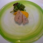 クッチーナ イタリアーナ ガッルーラ - 桜の木で軽く燻製したフレッシュフォアグラとマンゴー　山県県産栃の木の花の蜂蜜のサルサ