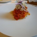 クッチーナ イタリアーナ ガッルーラ - 「キタッラ」ズワイ蟹と菊とトマトのサルサ