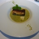 クッチーナ イタリアーナ ガッルーラ - ラ・フランスとヴァローナチョコレートのテリーヌ　シチリア・ブロンズ産ピスタチオのサルサ