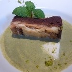 クッチーナ イタリアーナ ガッルーラ - ラ・フランスとヴァローナチョコレートのテリーヌ　シチリア・ブロンズ産ピスタチオのサルサ