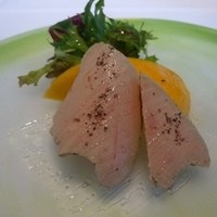 クッチーナ イタリアーナ ガッルーラ - 桜の木で軽く燻製したフレッシュフォアグラとマンゴー　山県県産栃の木の花の蜂蜜のサルサ