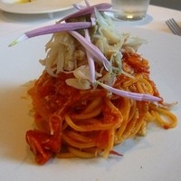 クッチーナ イタリアーナ ガッルーラ - 「キタッラ」ズワイ蟹と菊とトマトのサルサ