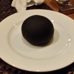 ビストロ K - サービスのイカスミ？のパン