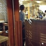 こじんまりとした店内は予約席で満席だった。