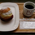 ビー カフェ - カスタード＆ホイップ（170円）、ホットコーヒー（210円）