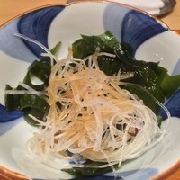 銀座 久兵衛 銀座本店 - 付き出し 若布のポン酢和え