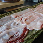 柚木元 - 手前の熊と奥の猪では、脂肪の質が全く違うのが分かります