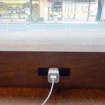フォレスティカフェ - 窓際カウンター席に電源あります