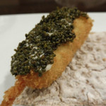 創作串揚 つだ - 鶏肉、ほうき草の実が乗っている