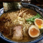麺工房 隠國 - 隠国しょうゆ（大盛）＋燻製玉子