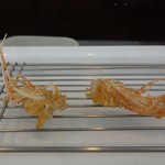 旬彩 天ぷら 心来(しんら） - 天ぷらのコースは、車海老の足の天ぷらで 始まります。カリッとした食感が堪りません。これから提供されるお料理の期待が高まってきます。         2015.12.05