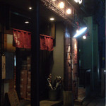 麺場 ハマトラ - 入口(写真で見ると明るいけど、実際はちょっと暗め・・・)