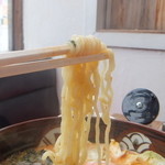 カフェ ド ラ・ブーム - 中華麺は細縮れ。