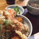 手打そば きっ川 - 小盛天丼。サラダとそば、漬物がついて1000円也。小盛ですが、大満足。