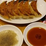 大阪王将 - 餃子一人前6個(240円)左 お酢+胡椒  右 餃子のタレ