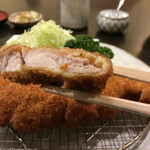 すゞ屋・ピンク色のロースかつ
          脂があまい！柔らかい！