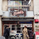 麺屋 Somie's - 思いの外こじんまりしたお店でしたが、「No Ramen No Life」の言葉どおりガツンとした味わいです。スタッフの方も金髪に派手なレギンス、ニット帽で、おばちゃんが知らん間に世の中は進化している！