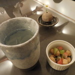 インド料理 想いの木 - 水と週替わりサラダ；一輪挿しの花が可愛い