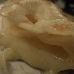 インド料理 想いの木 - チーズナン　プロボローネの薫り；アップ；チーズがとろ～り